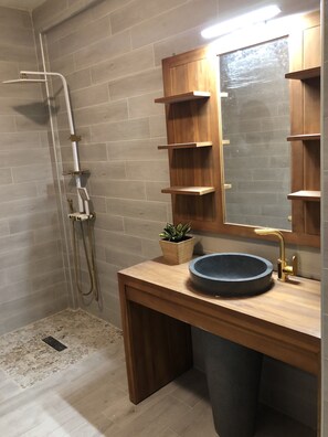 Sèche-cheveux, savon, shampoing, papier toilette