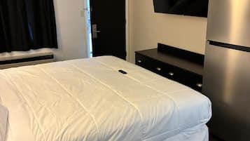 Deluxe enkelrum | Individuell inredning, unika möbler, skrivbord och arbetsyta för laptop