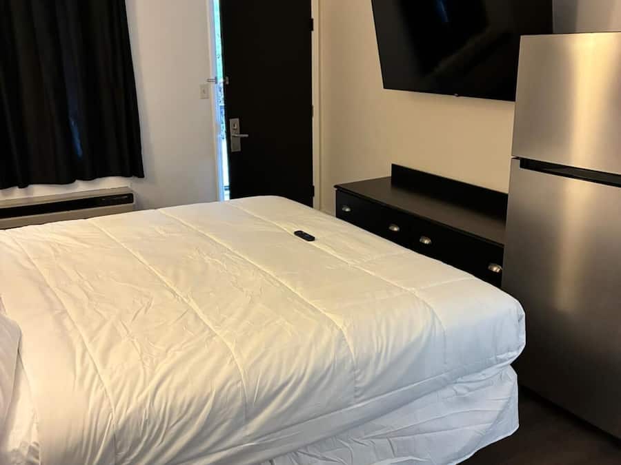 Enkeltrom – deluxe | Individuelt dekorert, individuelt innredet og skrivebord