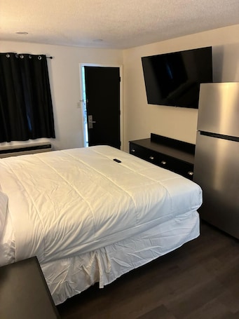 Deluxe Single Room | Individually decorated, individually furnished, desk, laptop workspace. Suite Stay Talladega