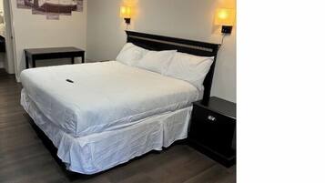 Habitación individual básica | Decoración personalizada, muebles diferentes y escritorio