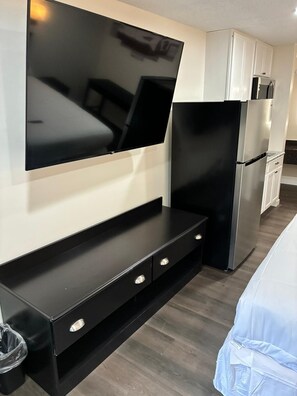 ベーシック シングルルーム | 客室ごとに異なる装飾、客室ごとに異なるインテリア、デスク、ノートパソコン用作業スペース