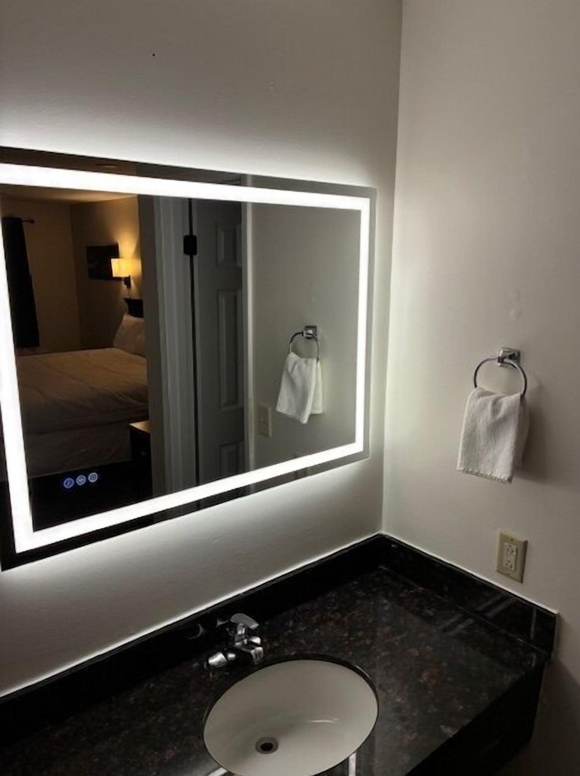 Bañera con ducha, secador de pelo, toallas