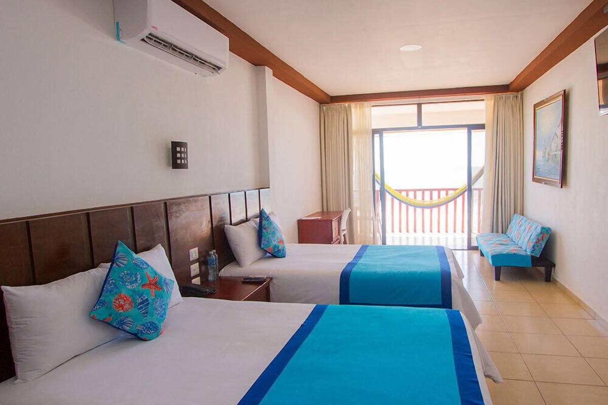 habitacion deluxe segundo nivel | desk, laptop workspace, blackout curtains, free wifi