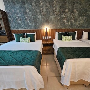 Habitacion Deluxe Primer nivel | Desk, laptop workspace, blackout drapes, free WiFi