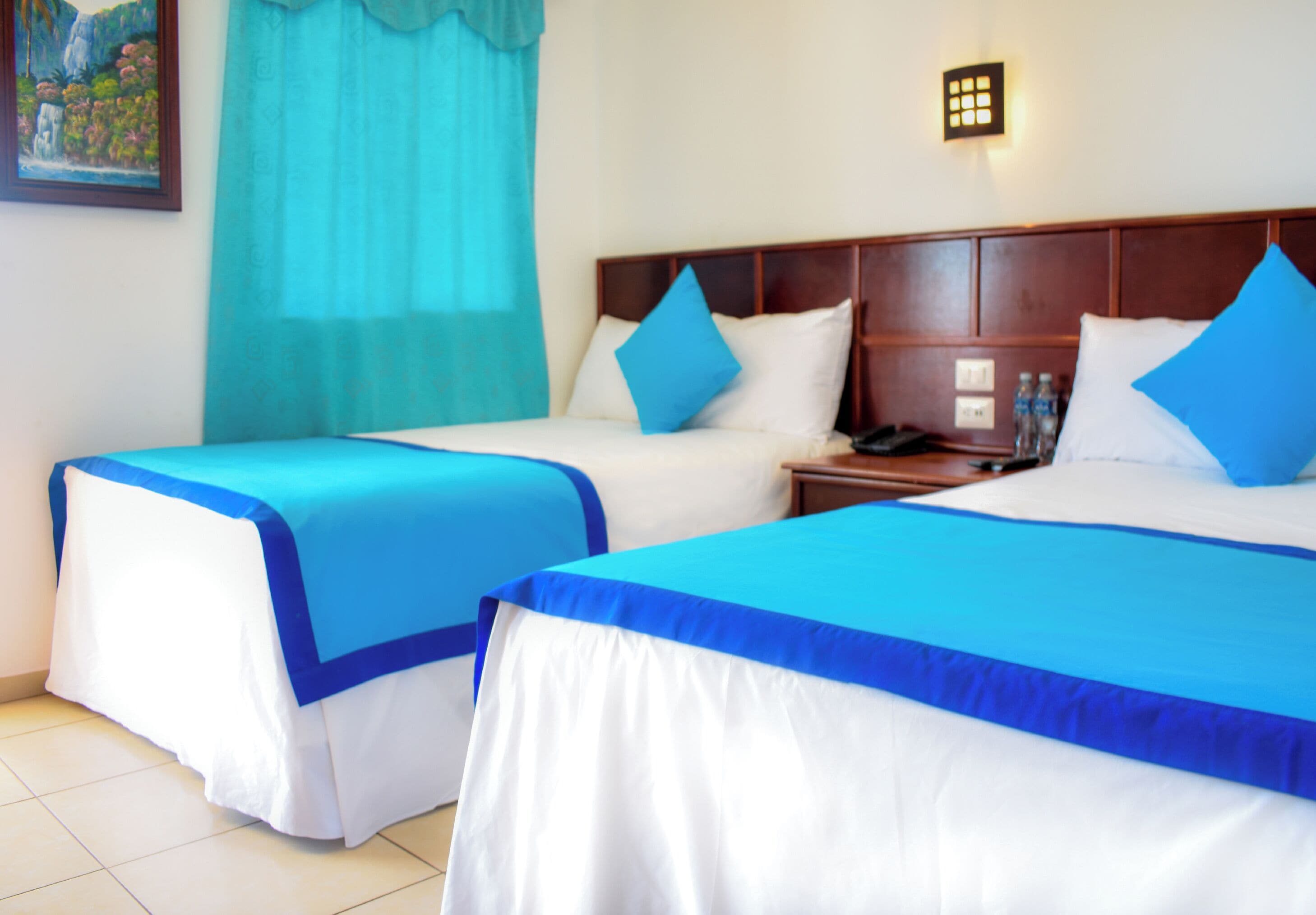 habitacion estandar primer nivel | desk, laptop workspace, blackout curtains, free wifi