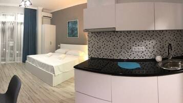 1 habitación, tabla de planchar con plancha, wifi gratis y ropa de cama