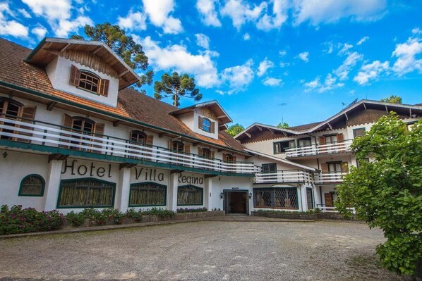 Front of property - Hotel Vila Regina (Campos do Jordão)