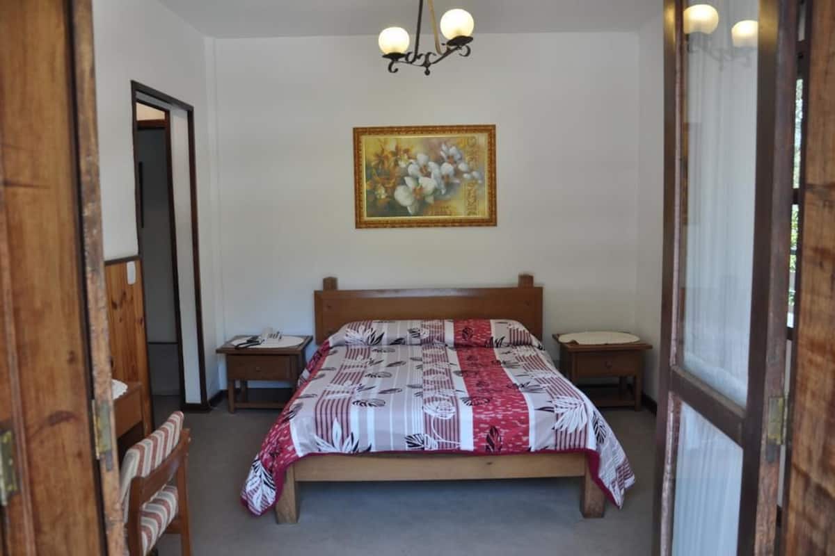 Quarto casal | Wi-Fi de cortesia, roupa de cama