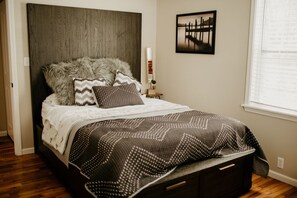 Family House | 4 bedrooms, down duvets, free WiFi, bed sheets - Michiana Hideaway Retreat (Niles)