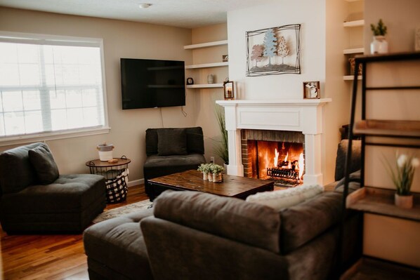 Family House | Living area | Smart TV, Netflix, streaming services - Michiana Hideaway Retreat (Niles)
