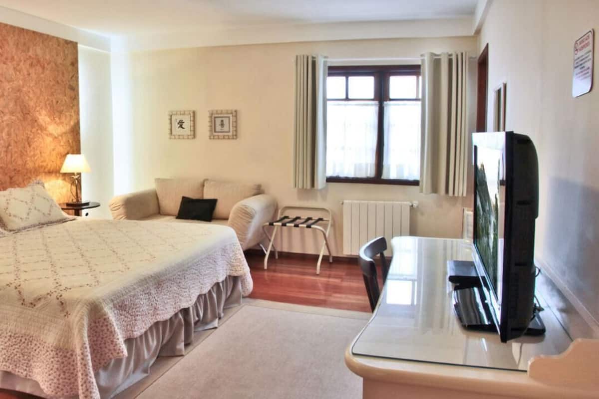 Minibar, blackout drapes, free WiFi, bed sheets