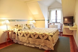 Standard Double Room | Minibar, blackout drapes, free WiFi, bed sheets