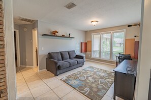 منزل عائلي | منطقة المعيشة | تلفزيون بشاشة مسطحة