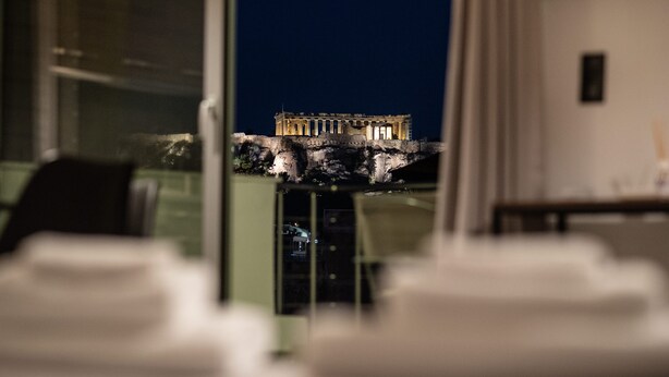 A view of the Acropolis illuminated at night from inside a building. - Dreamy Athens Penthouse with Acropolis View (Athina)