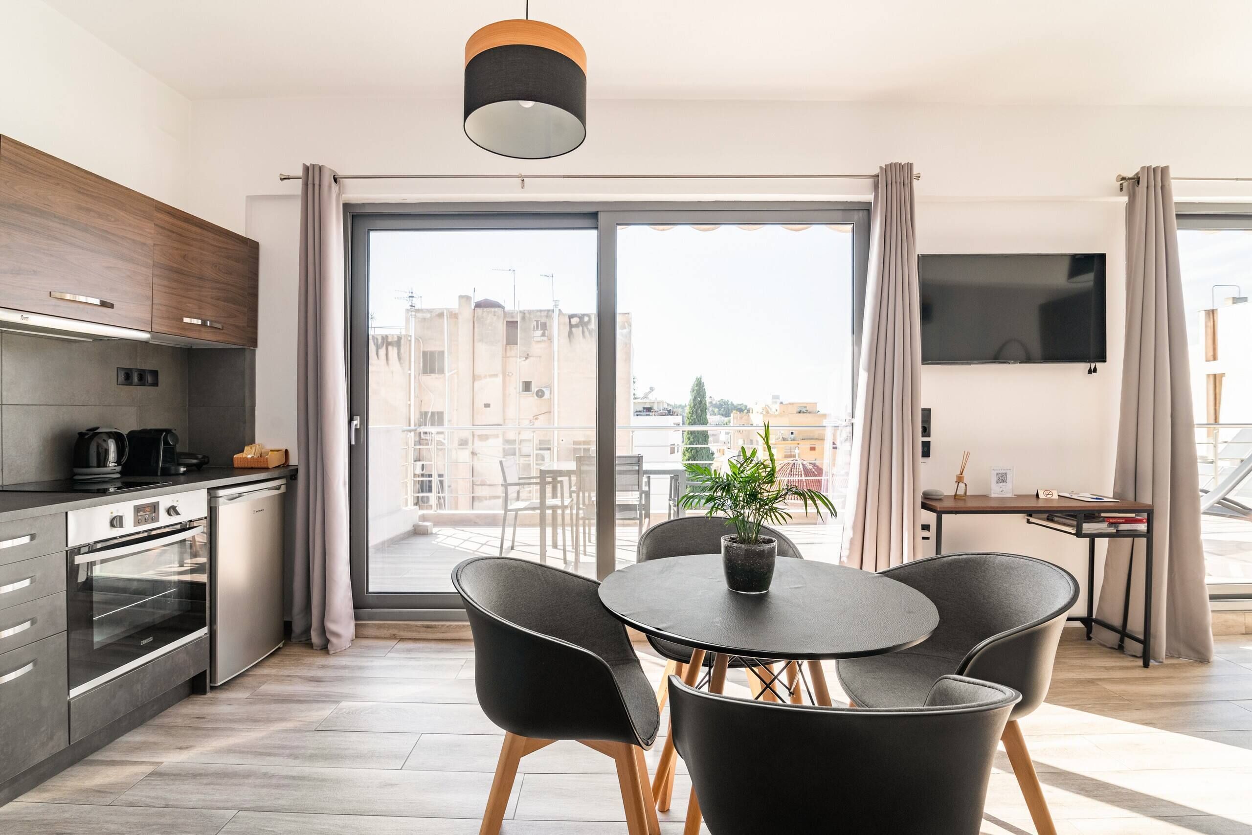 Fridge, oven, stovetop, coffee/tea maker