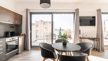 Fridge, oven, stovetop, coffee/tea maker