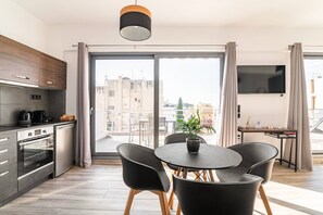 Jääkaappi, uuni, liesi, kahvin-/teenkeitin