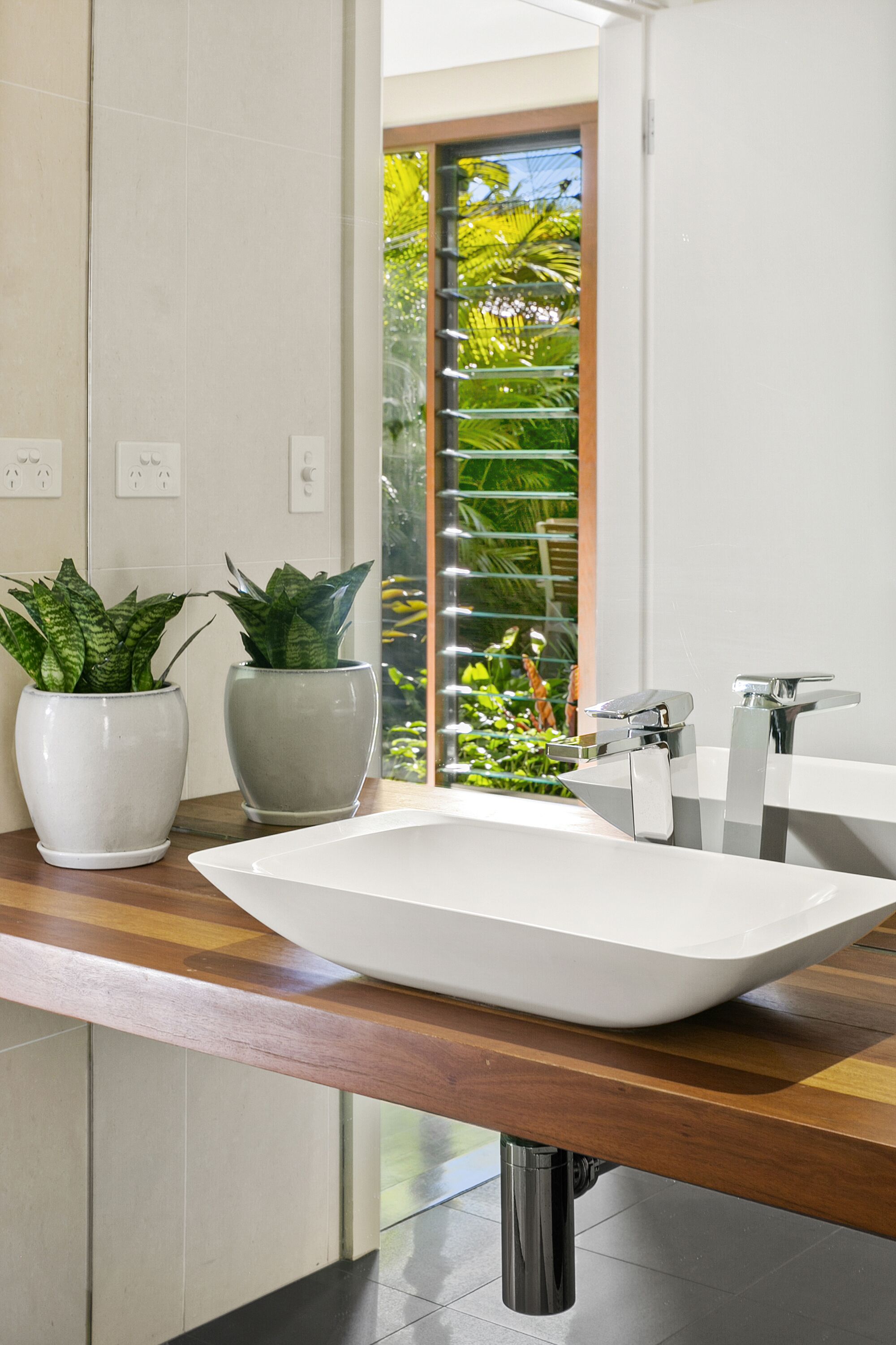 Luxury Manly beach house with pool — image 19