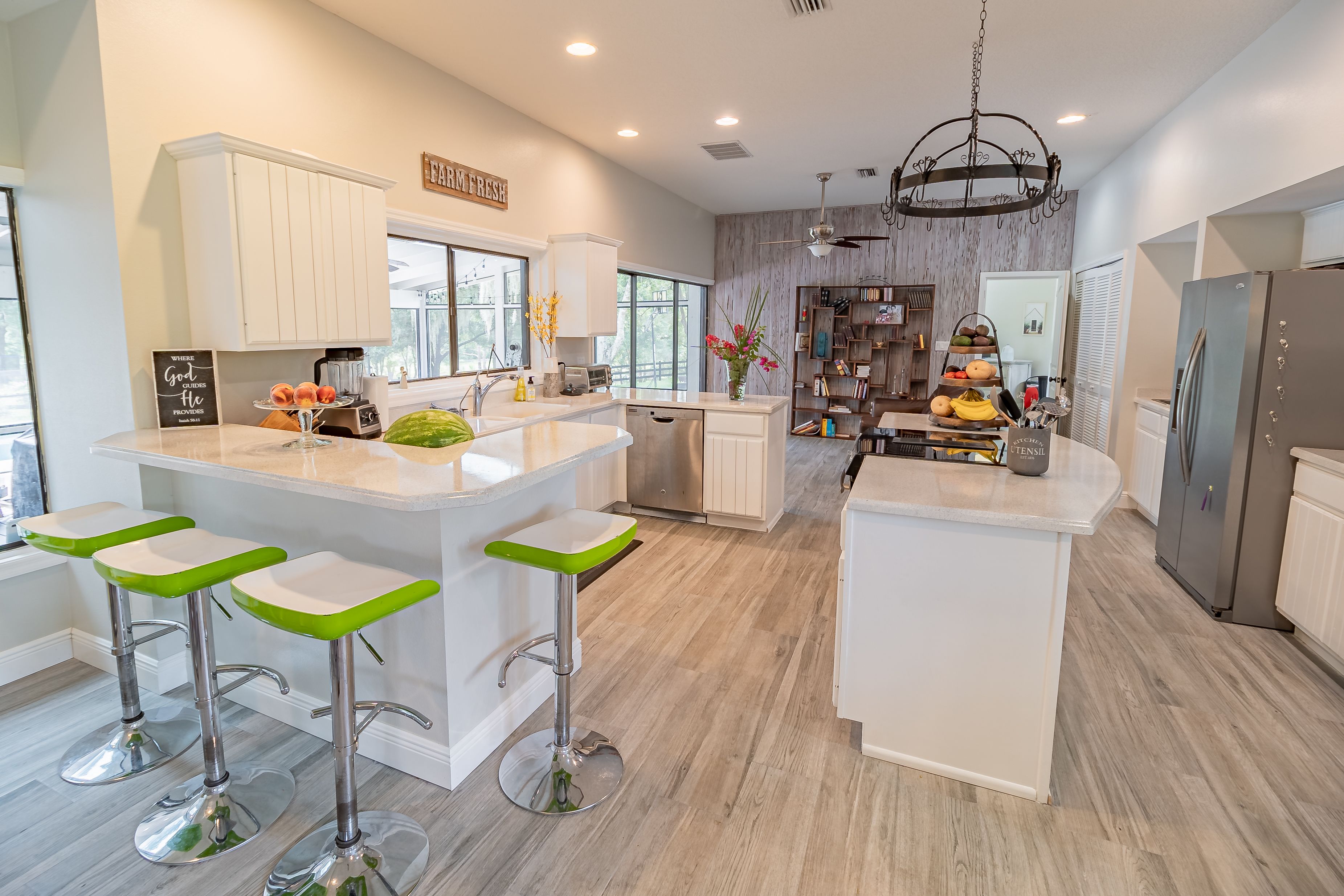 Familie huis | Privékeuken | Een koelkast met diepvriezer, een microgolfoven, een oven, een kookplaat