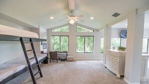 Family House - Spacious Country Estate (Longwood)