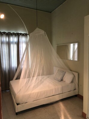 Cortinas blackout, tabla de planchar con plancha y wifi gratis 