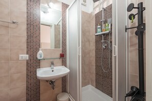 Shower, free toiletries, hair dryer, bidet - Large apartment with Wi-Fi and terrace (Roma)