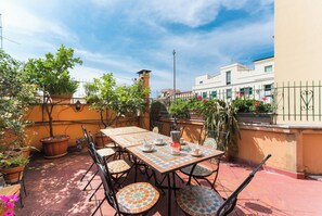 Outdoor dining - Large apartment with Wi-Fi and terrace (Roma)