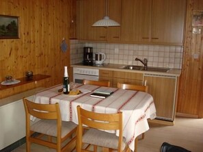 Kühlschrank, Ofen, Herdplatte, Wasserkocher mit Kaffee-/Teezubehör