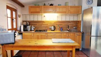 Réfrigérateur, plaque de cuisson, cafetiÚre/bouilloire, grille-pain