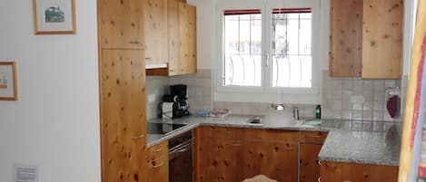 Geladeira, cooktop, lava-louças, cafeteira/chaleira