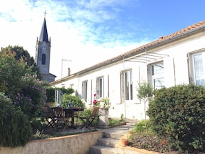 Outdoor dining - House T2, spacious, near Rochefort (Breuil-Magné)