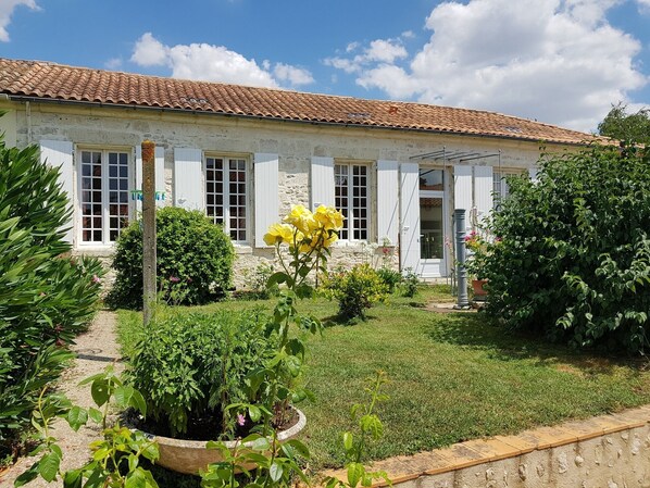 Exterior - House T2, spacious, near Rochefort (Breuil-Magné)