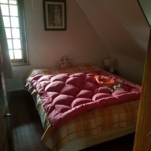 1 bedroom, desk, iron/ironing board, travel crib - Eco-Picasso Room. (Villers-sur-Mer)