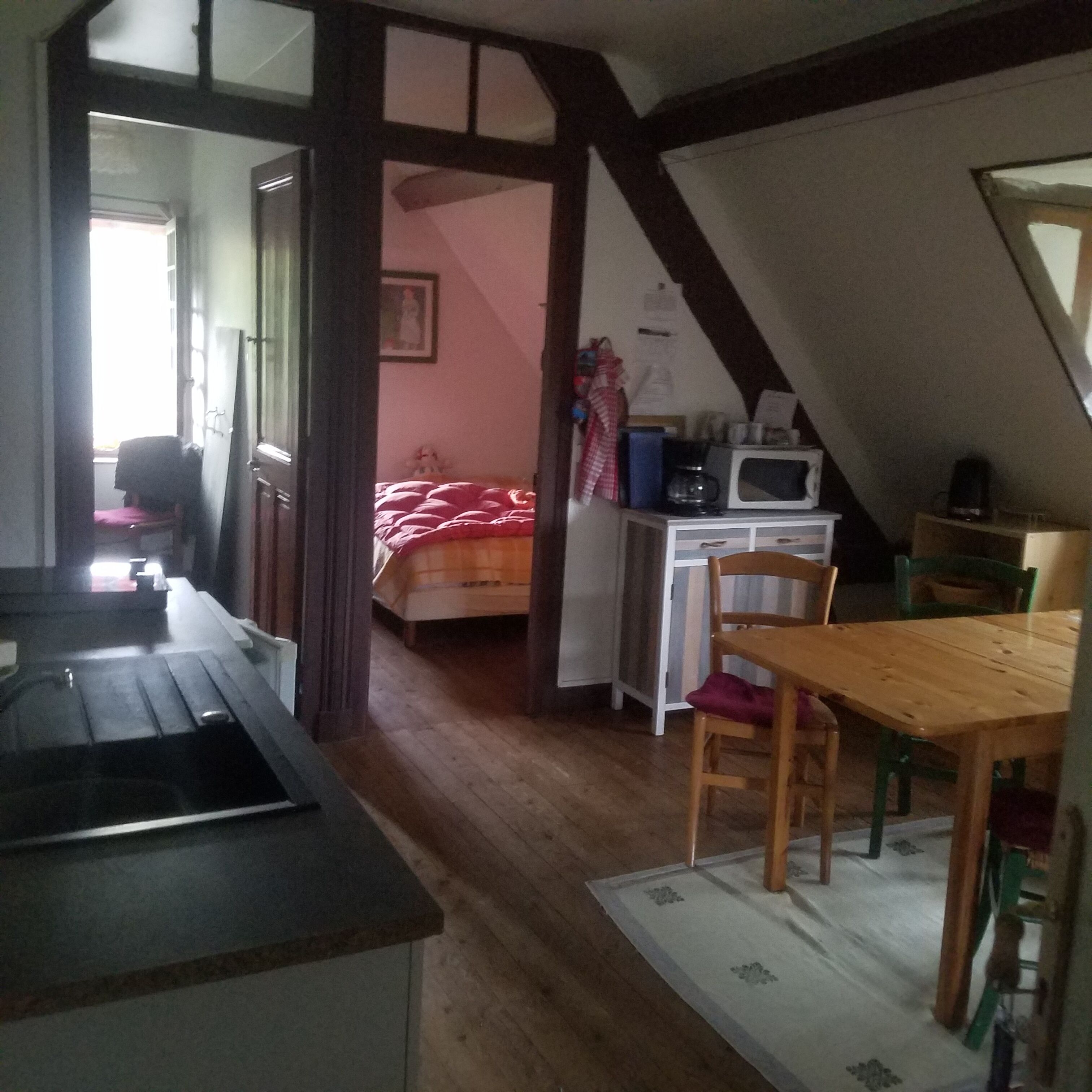 1 chambre, bureau, fer et planche à repasser, lit parapluie