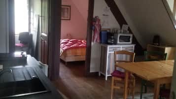 1 Schlafzimmer, Schreibtisch, BĂŒgeleisen/BĂŒgelbrett, Reisekinderbett