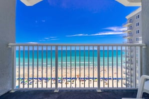 Un balcón con vista a la playa y al océano.