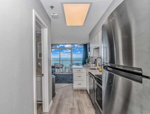 Fridge, microwave, oven, stovetop - Sea Watch 1114 (Myrtle Beach)