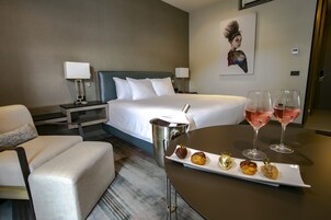 Ropa de cama de alta calidad y minibar 