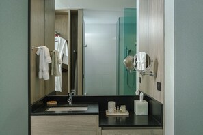 Een douche, een regendouche, designer toiletartikelen, een haardroger