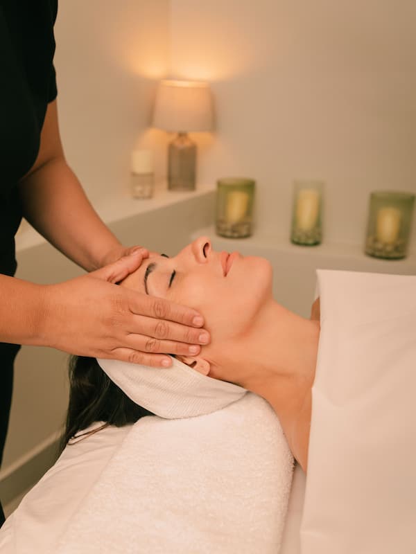 Couples treatment rooms, body treatments, hot stone massages