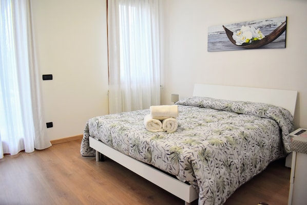 2 bedrooms, iron/ironing board, WiFi, bed sheets