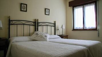 2 makuuhuonetta, työpöytä, silitysrauta/-lauta, vauvan matkasänky