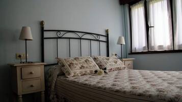 2 bedrooms, desk, free WiFi, bed sheets