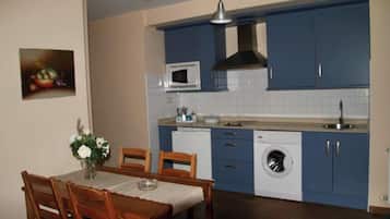 Frigorífico, microondas, placa de cocina y cafetera o tetera