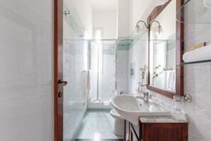 Douche, sèche-cheveux, bidet, serviettes fournies