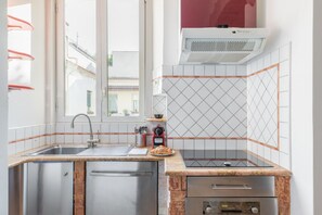 Uuni, liesi, kahvin-/teenkeitin, jääpalakone