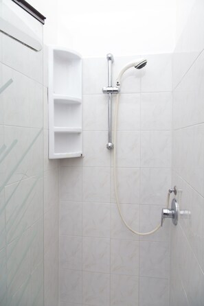 Bañera, secador de pelo, bidet, toallas