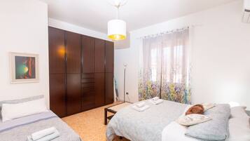 2 chambres, bureau, fer et planche Ă repasser, lit parapluie