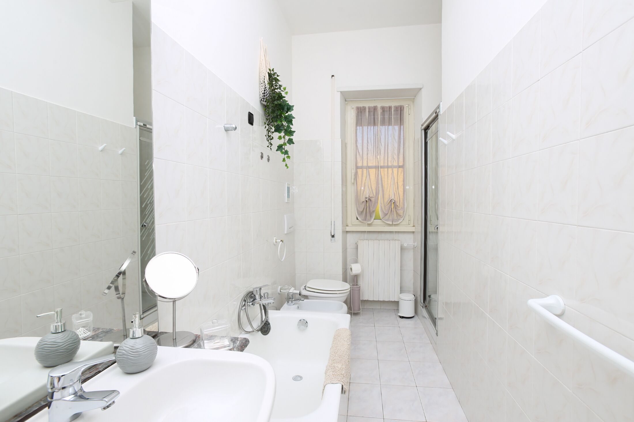 Baignoire, sèche-cheveux, bidet, serviettes fournies